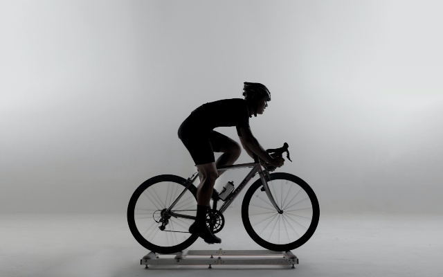 Ciclista haciendo rodillo en casa