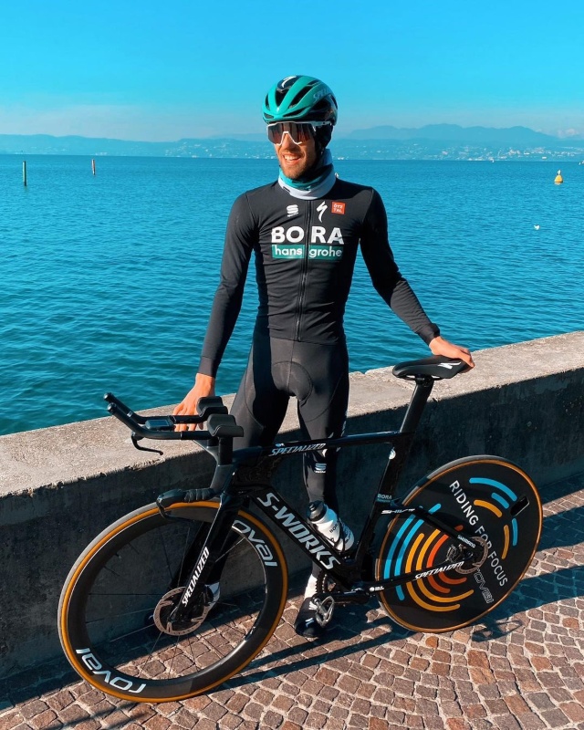 Ben Zwiehoff con la bicicleta de contrarreloj de la marca Specialized
