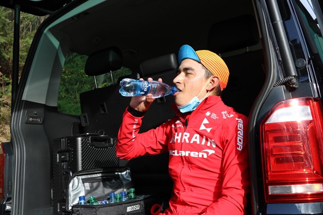 Hidratacion ciclismo y descanso cuanto entrenan los profesionales