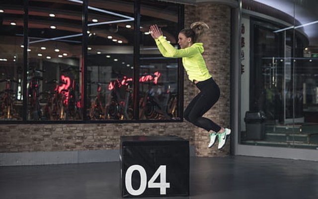 saltos sobre cajón gimnasio
