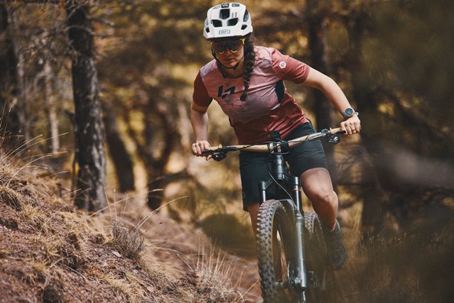 Maillot Ultimate Singletrack Es el maillot ideal para todas las salidas de MTB y eMTB con tiempo cálido a mucho calor. El material principal de poliéster sintético proporciona una excelente transpirabilidad para mantener la temperatura del cuerpo y evitar golpes de calor, y gracias a su 15% elastano en su construcción y un corte regular, la camiseta aporta facilidad y libertad de movimiento. Por último, como cualquier maillot MTB de la colección Lapierre, el Ultimate Singletrack incluye un pañuelo para limpiar gafas y un bolsillo con cremallera de fácil acceso. Sin duda alguna una de las piezas más interesantes del nuevo catálogo de MTB.