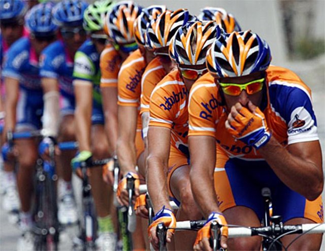 entrenador acompañado ciclismo