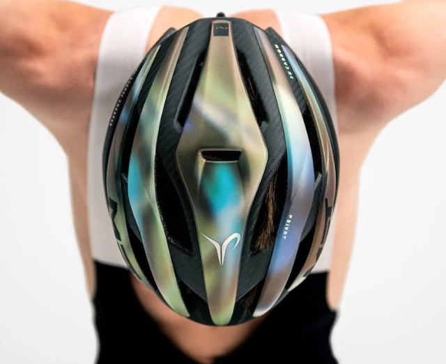 Tadej Pogačar con el casco que han diseñado en Met para él