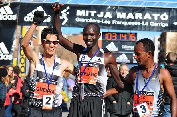 LLegada de Javi Guerra por detrás de Wilson Kipsang en la Mitja de Granollers. (Foto P,Bernús)