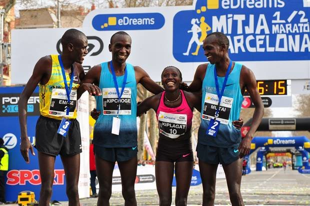 Kipchoge tras ganar el Medio Maratón de Barcelona 2014 con récord del mundo de Florence Kiplagat