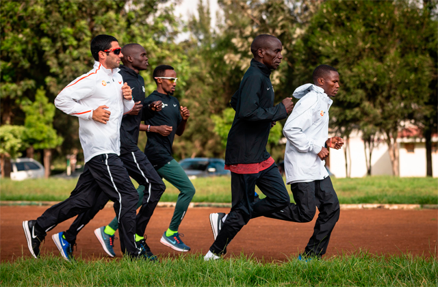 Kipchoge y Marc Roig, entrenando en Kenia / Dan Vernon