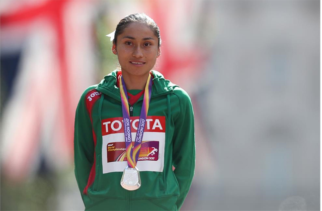 Lupita González posa con la plata lograda en el Mundial de Londres