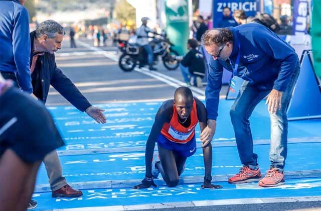 Kibet entra gateando a la meta en Málaga