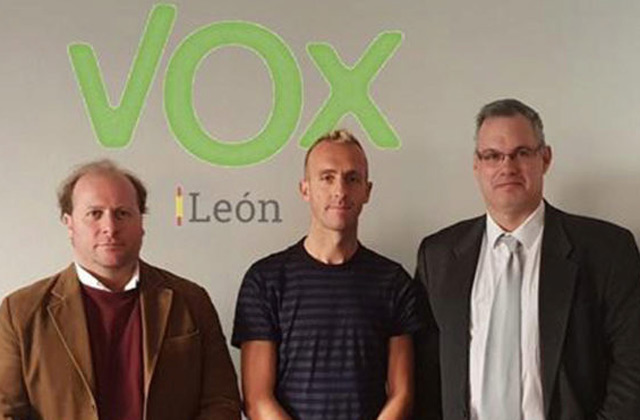 Sergio Sánchez posa con los dirigentes de VOX León