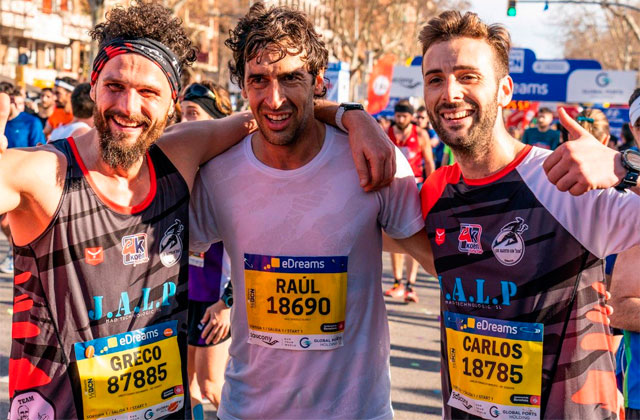 Raúl González posa con los dos 'corredores' con dorsal falso