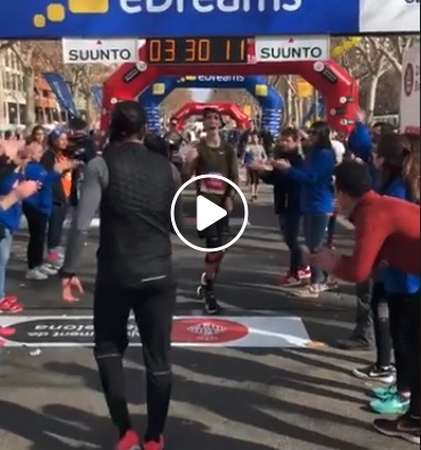 Àlex Roca, en el momento de cruzar la meta en la Mitja de Barcelona