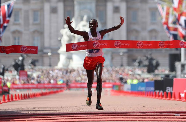 Kipchoge cruza la meta en Londres / EFE