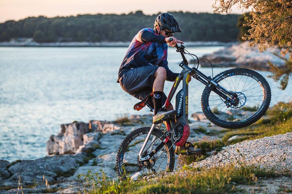 bicicleta electrica MTB manejo bajada