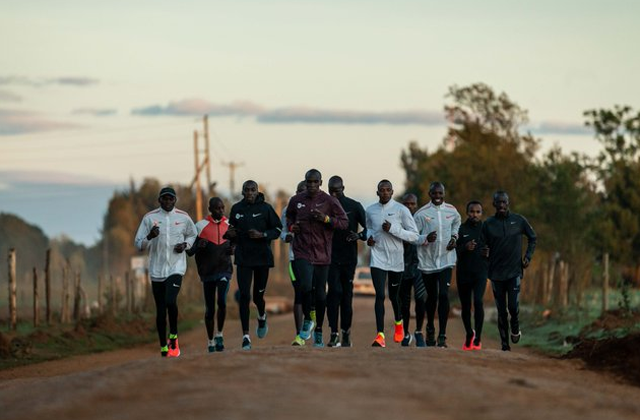 Kipchoge, con sus compañeros entrenando en Kenia
