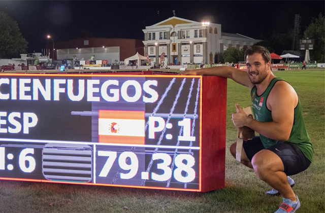 Cienfuegos posa con su Récord de España / EFE