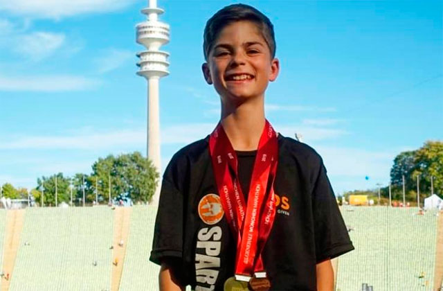 El joven Michi tras llegar a meta / GENERALI MUNCHEN MARATHON