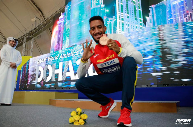 Ortega posa orgulloso con su bronce / RFEA