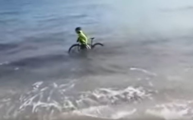 se mete en el mar
