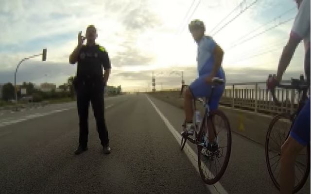 agente ciclistas multa policia
