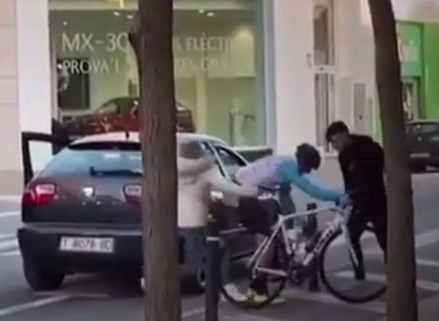 brutal agresion ciclista sabadell