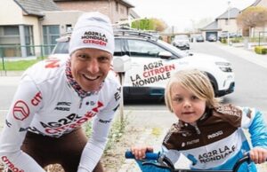 Michael Schär, descalificado del Tour de Flandes por lanzar un bidón al público.