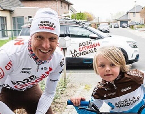 Michael Schär, descalificado del Tour de Flandes por lanzar un bidón al público.