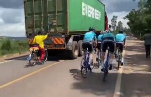 adelanta un equipo profesional agarrado a un camion