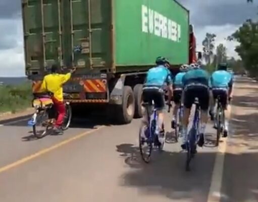 adelanta un equipo profesional agarrado a un camion