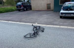 Bici Tom Pidcock destrozada en dos