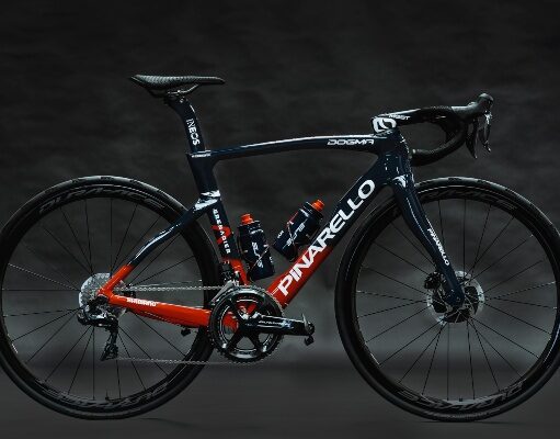 INEOS Grenadiers frenos de disco Pinarello Dogma