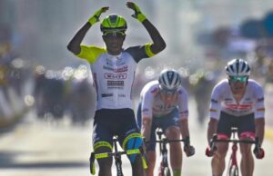 La historia de Biniam Girmay, el primer africano en ganar una gran clásica