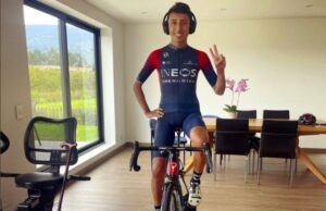 egan bernal rodillo vuelta entrenamiento
