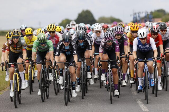 equipos en formación ir a rueda