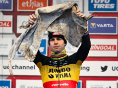 Wout van Aert con la toalla que casi le cuesta la victoria