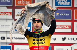 Wout van Aert con la toalla que casi le cuesta la victoria
