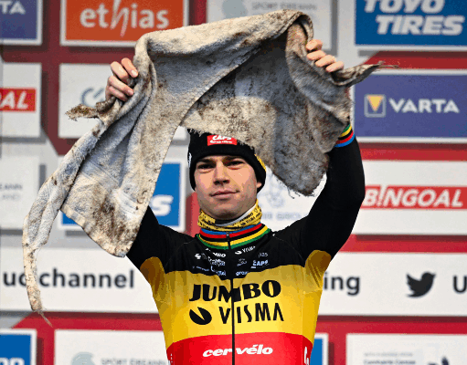 Wout van Aert con la toalla que casi le cuesta la victoria