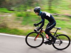 ciclista en plena subida durante un entrenamiento