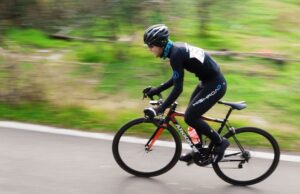 ciclista en plena subida durante un entrenamiento