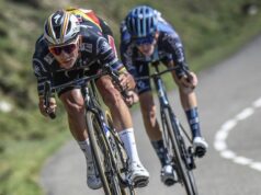 Remco Evenepoel y Romain Bardet durante el descenso de la 14ª etapa de La Vuelta 2023.