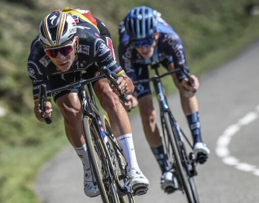 Remco Evenepoel y Romain Bardet durante el descenso de la 14ª etapa de La Vuelta 2023.