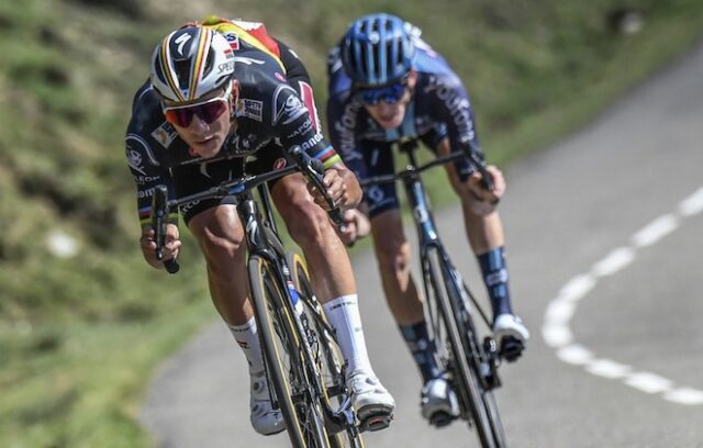 Remco Evenepoel y Romain Bardet durante el descenso de la 14ª etapa de La Vuelta 2023.