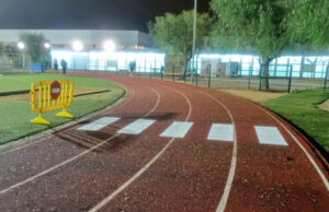 Pintan un paso de peatones en una pista de atletismo