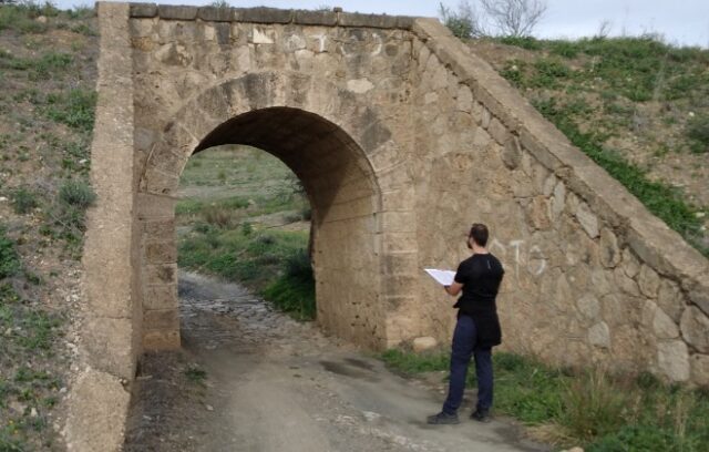 Un técnico analiza parte del trazado de la futura Vía Verde de la Axarquía