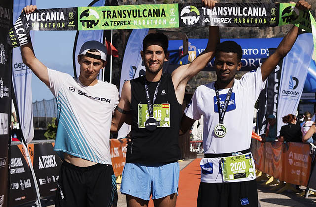 Podium hombres maratón transvulcania Francisco José ANGUITA BAYO Peter FRANO Milly Vanilly DOS SANTOS LOPES DE BRITO