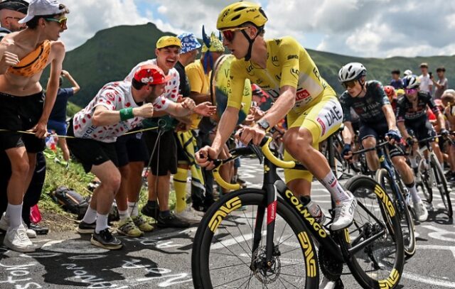 Pogacar con Vingegaard a rueda durante la subida al col du Pertus en el Tour de Francia 2024