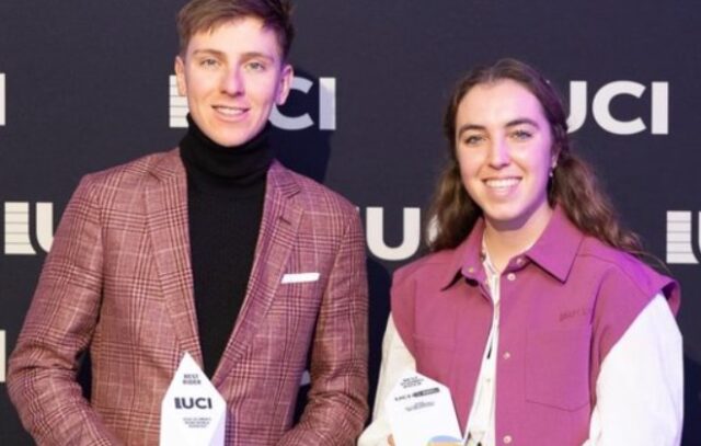 Tadej Pogacar y Shirin Van Anrooij recibieron personalmente sus trofeos