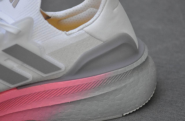 adidas Ultraboost 5 contrafuerte b