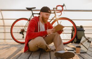 Lectura y ciclismo. Foto: FreePik