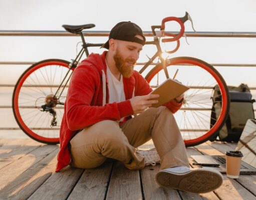 Lectura y ciclismo. Foto: FreePik