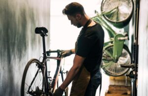 La repación de bicicletas es clave en la economía circular.